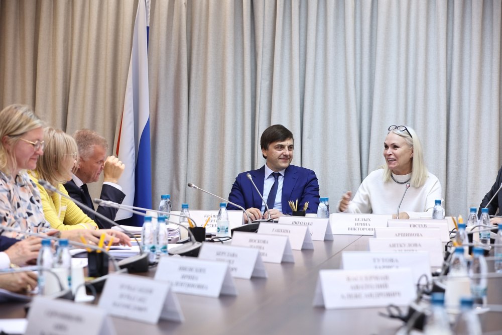 На реализацию госпрограммы Развитие образования в 2026 году планируется предусмотреть более 669 млрд рублей Министр просвещения Российской Федерации Сергей Кравцов выступил на заседании Комитета Государственной Думы по просвещению и представил проект финансирования сферы образования в 2026 году и в плановом периоде 2027 и 2028 годов