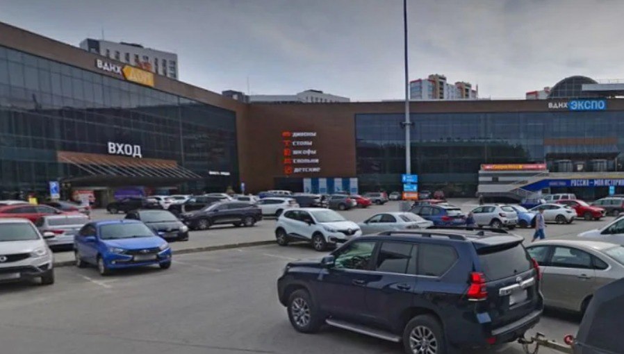 Прокуратура пытается вернуть ВДНХ в муниципальную собственность Арбитражный суд Башкирии запретил московскому ООО Сталокс приобретшему 51 акций АО Выставочный комплекс Башкортостан совершать сделки Об этом пишет Коммерсантъ Уфа Прокуратура Башкирии направила в суд иск к администрации Уфы и Сталоксу с просьбой признать недействительным аукцион по продаже акций и аннулировать сделку Ведомство считает что сделка была совершена на отчуждение муниципального имущества и нарушило закон Согласно данным Rusprofile ООО Сталокс было зарегистрировано в 2023 году в Москве Генеральным директором и учредителем компании является Наталья Шарыкина Выручка компании за 2024 год составила 0 рублей а убытки достигли 136 тысяч рублей Ранее УФАС отказало в рассмотрении жалобы физического лица на торги по продаже 35 75 тысячи акций АО Выставочный комплекс Башкортостан московской компании Сталокс за 53 млн рублей Также на Прямой линии сити менеджер Уфы Ратмир Мавлиев комментируя слухи о сносе ВДНХ и Лайфстайл центра Башкирия и постройке на их месте жилых домов заявил что застройщики прорабатывают различные варианты Так по словам сити менеджера за ВДНХ стройка уже ведется по Башкирии надо изучить  Обратная связь  Подписаться  Подписаться в Max