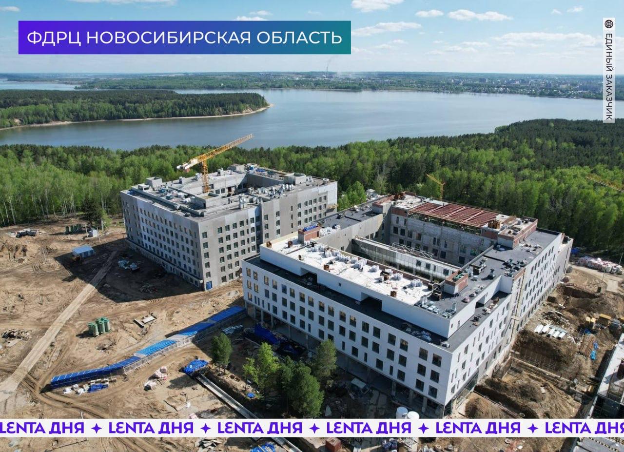  В России строят высокотехнологичные центры для реабилитации детей. Ещё в 2019 году Владимир Путин предложил создать в России детские реабилитационные центры мирового уровня, которые заложат основу для развития всей системы таких учреждений. По поручению президента «Единый заказчик в сфере строительства» приступил к строительству объектов, признанных стать эталоном для всей страны. Подмосковный детский центр на 200 коек с современным оборудованием, телемедициной и комфортными зонами отдыха открыл свои двери в 2023 году. Здесь оказывают помощь маленьким пациентам с заболеваниями нервной системы и опорно-двигательного аппарата, и даже новорождённым. Для реабилитационного центра в Новосибирской области на 300 мест выбрали красивое место на берегу Бердского залива. Недавно специалисты «Единого заказчика» приступили к строительству там пансионата с современными зонами, где смогут проживать маленькие пациенты с родителями. Медцентр будет принимать детей со всей России, применяя инновационные методы лечения. Также «Единым заказчиком» активно продолжается строительство федерального центра в Евпатории. В конце прошлого года завершилась реставрация административного корпуса, который является объектом культурного наследия. Уже построены здания консультативно-диагностического корпуса и стационара на 300 коек. Первых пациентов планируют принять уже в 2026 году Участвуй в розыгрыше