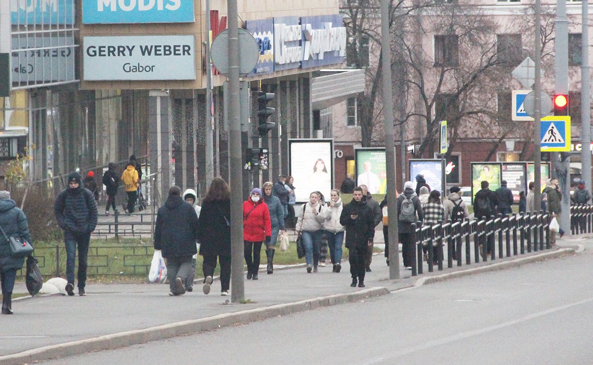 #Петрозаводск #работа  Названа самая выгодная вакансия октября в Петрозаводске. Сервис по поиску высокооплачиваемой работы SuperJob проанализировал 19 тысяч вакансий в городах с численностью населения до 500 тысяч человек и отобрал самые интересные предложения октября в Петрозаводске.  В Петрозаводске в текущем месяце самая высокая зарплата предлагается врачу — стоматологу-терапевту. Ему готовы платить от 150 тысяч рублей в месяц. На втором месте по уровню дохода  100 тысяч рублей в месяц  — директор гипермаркета, чьи обязанности включают организацию и контроль работы гипермаркета, работу с эффективностью магазина.Третью строчку занимает водитель погрузчика. Соискателю необходимо удостоверение на право управления электроштабелером мощностью свыше 4 кВт. Зарплата для этой должности начинается от 87 до 125 тысяч рублей в месяц.