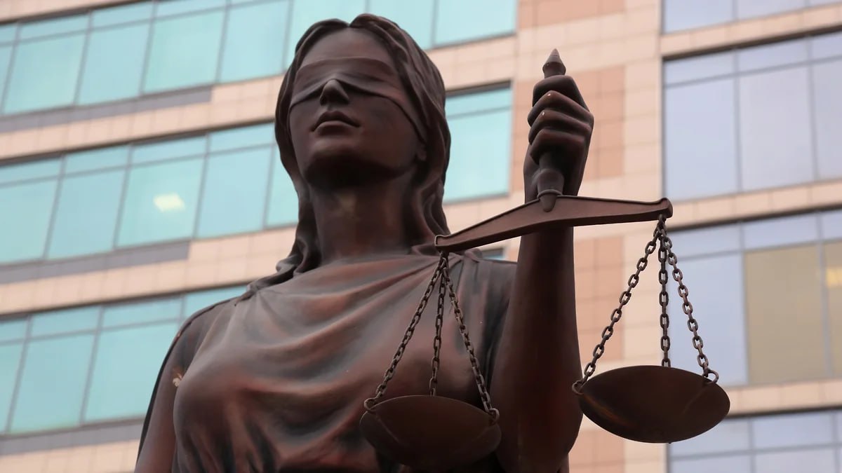 Суд признал недействительным контракт на обустройство освещения в пермском сквере Арбитражный суд Пермского края удовлетворил требования прокуратуры региона к подрядчику по муниципальному контракту Как сообщает надзорный орган решением суда признан недействительным контракт на выполнение работ по обустройству реконструкции сетей наружного освещения в сквере у Дворца культуры им Пушкина Исковое заявление подано в связи с установлением факта представления юридическим лицом в составе конкурсной документации подложных документов в подтверждение своего опыта работы говорится в релизе прокуратуры В результате предотвращено взыскание с МКУ Пермблагоустройство денежных средств в размере более 4 5 млн руб в пользу подрядчика