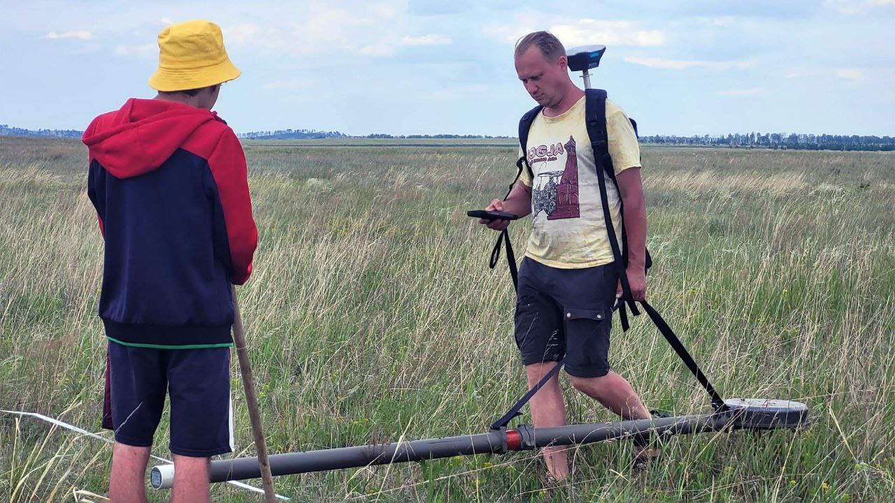 Ученые предложили исследовать археологические памятники до раскопок с помощью математического моделирования и машинного обучения. Комплекс инновационных технологий позволил создать цифровую модель поселений и захоронений, скрытых под землей на территории Южного Зауралья. Методика поможет обнаружить неизвестные ранее археологические объекты культурного наследия, а также защитить их от повреждения при проведении работ.