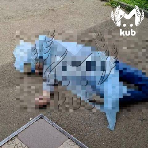 Тело мужчины почти восемь часов пролежало возле школы в Краснодаре. Очевидцы рассказали, что 45-летний местный житель умер от сердечного приступа ещё утром. Предварительно, полиция приехала только сейчас.