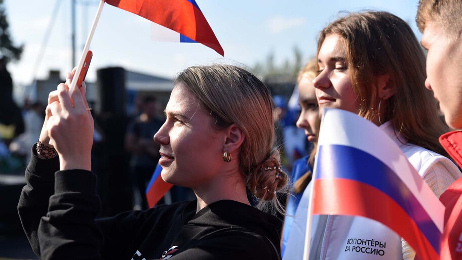 В Херсонской области создадут молодежное медиасообщество Организационное заседание медиасообщества «Молодежь двух морей» и Министерства молодежной политики Херсонской области прошло в Геническе в смешанном формате — очно и по видеоконференцсвязи. Как сообщили ХАН в министерстве, на заседании речь шла об объединении молодых и активных авторов, ведущих свои каналы и группы, в единое медиасообщество. «Успех медиасообщества зависит от инициативности каждого участника. Мы призываем вас не только обмениваться идеями, но и быть готовыми к их реализации, а мы уже окажем максимальную поддержку. Мы рассчитываем, что в будущем „Молодежь двух морей“ станет моделью эффективного взаимодействия молодежи в медиасфере исторических регионов», — отметила и.о. замминистра молодежной политики региона Дарья Крупная. Читать полностью , VK и ОК и читайте новости на нашем сайте