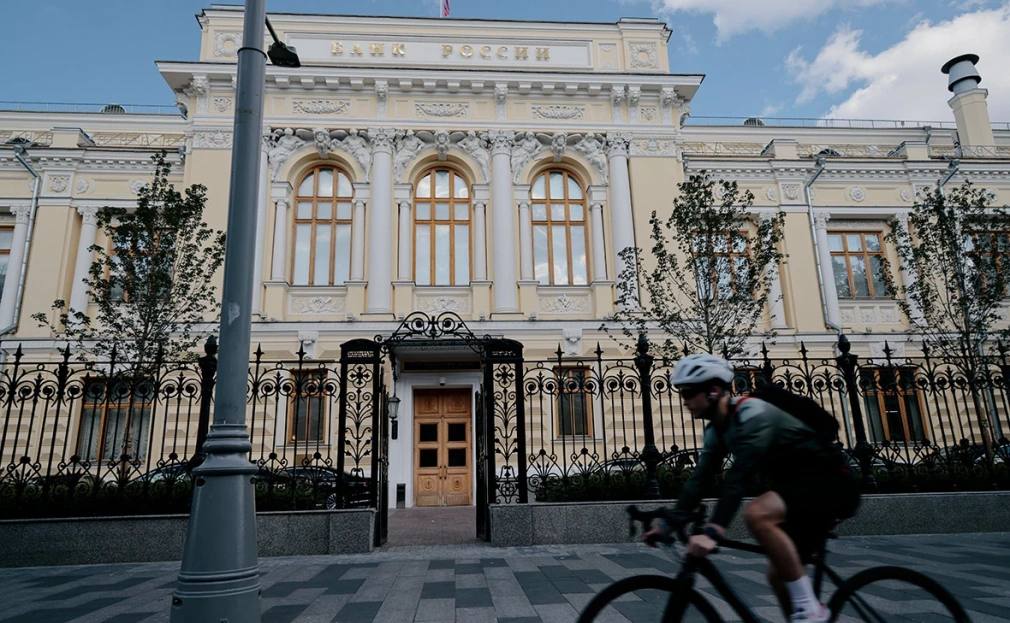 Нужно подумать о введении ответственности за немотивированный выход членов из советов директоров российских публичных компаний заявил первый зампред Банка России Владимир Чистюхин на Форуме корпоративного управления организованном Московской биржей передает корреспондент РБК Это была неправильная ситуация когда директора просто вставали и уходили по политическим причинам Возможно нам надо защитить свой рынок и в требования деловой репутации ввести такой критерий что если ты без мотивации ушел из совета директоров то не факт что ты можешь попасть в следующий Первый зампред ЦБ напомнил что в 2022 году иностранные топ менеджеры входившие в советы директоров российских компаний покинули их без предупреждения что стало негативом для рынка и для корпоративного управления После такого жеста со стороны иностранцев у оставшихся членов советов директоров акционеров и менеджмента возникло дополнительное недоверие к этому институту отметил Чистюхин Фото Михаил Гребенщиков РБК Картина дня в телеграм канале РБК