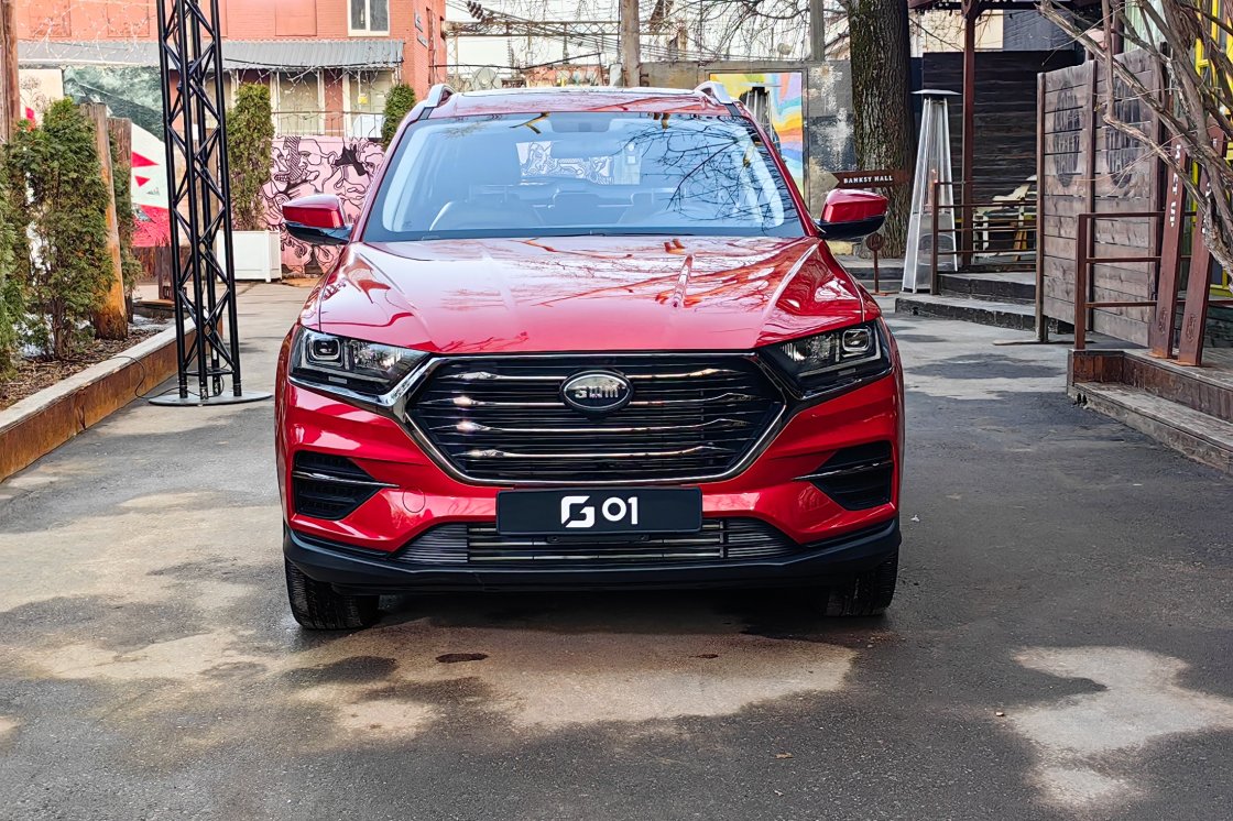 В SWM отреагировали на информацию что двигатель кроссовера оторвало на ходу В Сети появилась информация что в Петербурге у владельца кроссовера SWM G01 прямо на ходу начал барахлить двигатель после чего его оторвало от подушек и он провалился вниз на дорогу РГ обратилась за комментарием в компанию SWM Нам известна данная ситуация исключительно из сообщений СМИ На текущий момент к официальным дилерам марки SWM не поступало обращений от владельца данного транспортного средства К сожалению мы не можем дать оценку причинам неисправности основываясь лишь на визуальной информации без проведения полноценной технической экспертизы официальным сервисом Для формирования объективного заключения требуется Проведение детальной диагностики автомобиля в условиях авторизованного сервисного центра Установление всех условий эксплуатации и обслуживания транспортного средства Определение полного характера повреждений и событий которые к ним привели рассказали РГ в пресс службе