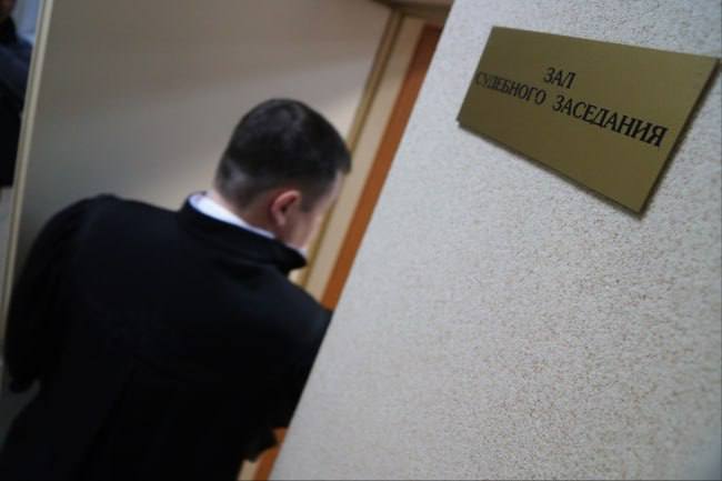 В Бердянске продавца наказали за продажу пива подростку В марте этого года он продал бутылку алкоголя несовершеннолетнему. Представитель компании не пришел в суд, но признал свою вину в письменном заявлении. Суд назначил штраф в размере 150 тысяч рублей, учитывая обстоятельства дела и финансовое положение предприятия. Срочно Бердянск‼ Наш бот