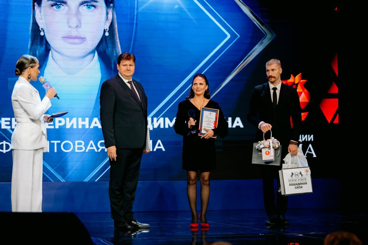 Екатерина Галышева из ДНР стала победительницей в номинации Фронтовая мама ежегодной премии Лицо нации Мама В торжественном мероприятии приняла участие вице премьер Ольга Макеева В этом году в преддверии Дня Матери премию посвятили мамам их ипостасям мама в праве мама традиций спортивная мама мама вдохновение ученая мама всего 12 номинаций Всего к участию поступило 3266 заявок из всех регионов России Особое место в сердце жюри да и зрительного зала заняла номинация Фронтовая мама Победительницей стала наша землячка Екатерина Галышева Решающим фактором для жюри стало то что заявку на участие мамы в номинации прислал её сын участник СВО который образцом стойкости ответственности и мужества назвал свою маму рассказала Ольга Макеева