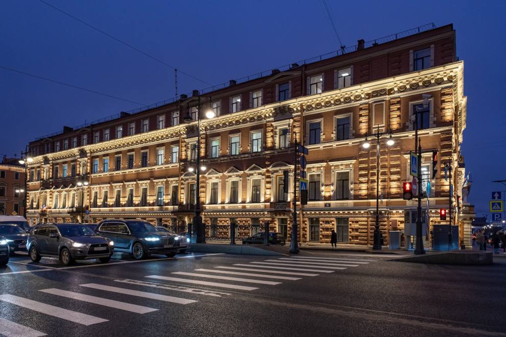 В историческом центре создана новая художественная подсветка доходного дома Кларка  Специалисты СПб ГБУ «Ленсвет» подключили к системе наружного освещения новую художественную подсветку на фасаде доходного дома А.Ф.Кларка. Здание, расположенное в квартале между Английской набережной, площадью Труда и Галерной улицей, получило современное световое решение в рамках программы взаимодействия Правительства Санкт‑Петербурга и ПАО «Газпром» при участии Ассоциации «Невский свет».  Чтобы подчеркнуть архитектурные детали доходного дома Кларка, вместо устаревших люминесцентных ламп установили энергоэффективные компактные светильники и прожекторы. Акценты подсветки сделали на изгибах и линиях исторического фасада.  Всего в ходе работ смонтировано 214 светильников с различной интенсивностью светового потока и 80 прожекторов.   Фото: Правительство СПБ Вечерний Санкт-Петербург