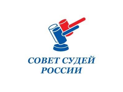 Совет судей обновил управленцев Геннадий Лопатин возглавил Судебный департамент при Верховном Суде Михаил Птицын стал председателем Совета судей Совет судей России поддержал назначение бывшего заместителя Генерального прокурора РФ Геннадия Лопатина на должность генерального директора Судебного департамента при Верховном Суде РФ Приказ о назначении подписал председатель Верховного Суда Игорь Краснов о чем он сообщил на пленарном заседании Совета судей После утверждения Лопатин заявил что осознает масштаб задач и намерен сделать все для создания необходимых условий для работы судей На новом посту он сменил Владислава Иванова возглавлявшего Судебный департамент с мая 2024 года Геннадий Борисович Лопатин родился 11 сентября 1962 года в Рамонском районе Воронежской области В 1984 году он окончил Пензенское высшее артиллерийское инженерное училище затем получил образование в Российской академии государственной службы при Президенте РФ и Российской правовой академии Минюста До прихода в прокуратуру служил в Вооруженных силах занимая командные и руководящие должности В конце 1990 х представлял Карачаево Черкесию при Президенте РФ затем перешел в Минюст где возглавлял департаменты материально технического и ресурсного обеспечения С 2006 года работает в Генпрокуратуре пройдя путь от начальника управления делами до руководителя Главного управления обеспечения деятельности органов и учреждений прокуратуры В 2011 году был назначен заместителем Генерального прокурора РФ курировал ресурсное обеспечение статистику внутреннюю безопасность и взаимодействие со СМИ Должность генерального директора Судебного департамента при Верховном Суде приравнена к статусу федерального министра Руководитель ведает многомиллиардным бюджетом судебной системы около 330 млрд рублей значительная часть которого направляется на содержание судей и аппарата судов а также на инфраструктуру и цифровизацию правосудия На этом фоне приход во главу департамента управленца с многолетним опытом хозяйственной работы в Минюсте и Генпрокуратуре задает понятный вектор усиление административного и ресурсного блока при Верховном Суде Тем же решением пленума Совета судей председателем этого органа избран председатель Московского городского суда Михаил Птицын Он сменил Виктора Момотова покинувшего пост после иска Генеральной прокуратуры об обращении в доход государства имущества которое по версии истца было приобретено незаконным путем Михаил Юрьевич Птицын родился 21 августа 1963 года в Москве В 1984 году окончил Горьковское высшее зенитное ракетное командное училище войск ПВО а в 1992 году военно юридический факультет Военного института Минобороны РФ по специальности правоведение Прошел путь от судьи военного суда до руководителя ряда окружных военных судов возглавлял Балашихинский гарнизонный военный суд Западно Сибирский и Южный Северо Кавказский окружные военные суды В октябре 2020 года указом Президента РФ был назначен председателем Московского городского суда Птицын полковник юстиции судья I квалификационного класса кандидат юридических наук доцент Подпишитесь на канал Бартолиус Право и практика bartoliuslawoffice