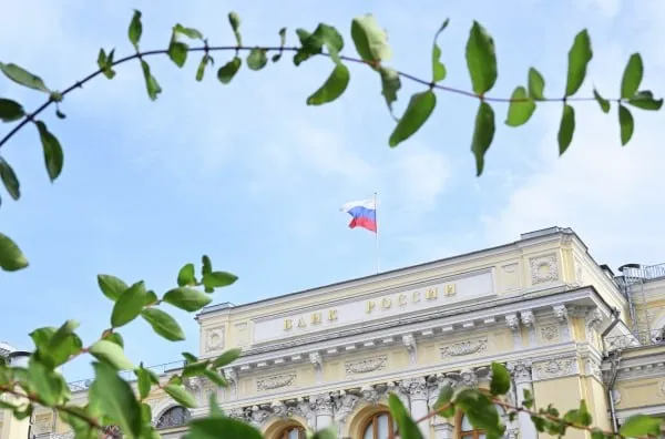 ЦБ может потерять право ограничивать срок действия банковских карт Этот пункт исключили из версии законопроекта Антифрод 2 0 ко второму чтению О том что от этой инициативы пока решили отказаться рассказал РБК источник на банковском рынке и подтвердил председатель комитета Госдумы по финансовому рынку Анатолий Аксаков Он пояснил что значительная часть жителей страны скорее всего успела с 2022 года перейти с Visa и MasterCard на Мир а значит на рынке осталось не так много карт с истёкшим сроком действия Норма о наделении Банка России возможностью ограничивать срок действия была предложена во втором антимошенническом пакете законопроектов внесённом в ГД в конце 2025 года Проект получивший название Антифрод 2 0 был принят в первом чтении в феврале 2026 го Подписаться на Говорит Москва Telegram VK МАКС
