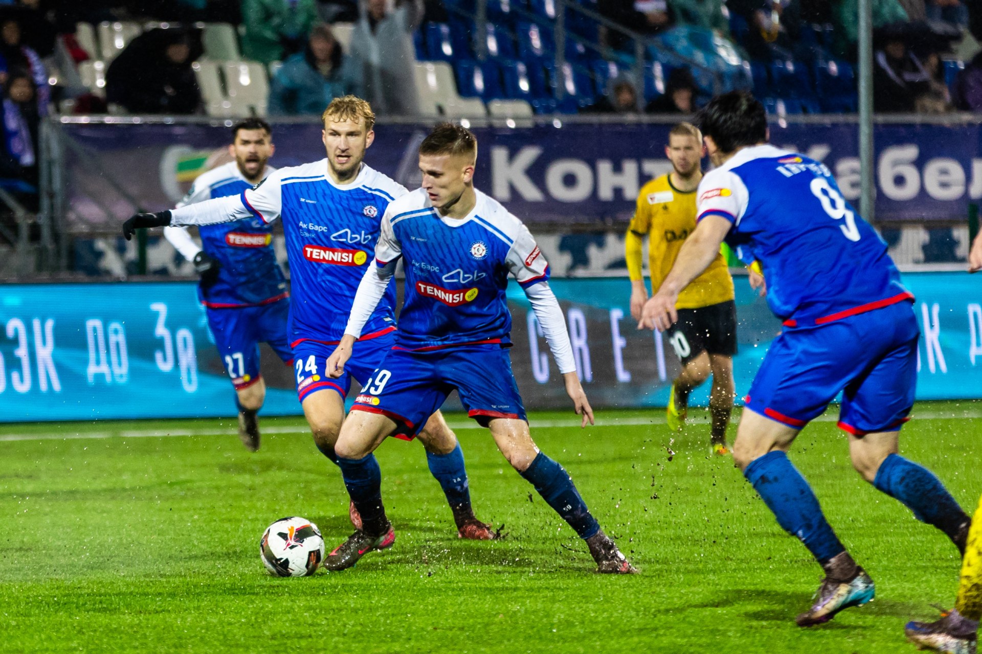 КАМАЗ сыграл вничью с Челябинском Набережно челнинский КАМАЗ сыграл вничью 3 3 в гостях с Челябинском в рамках 19 го тура Первой лиги по футболу В составе гостей забитыми мячами отметились Тимофей Калистратов и дважды Давид Хубаев У хозяев отличились Гаррик Левин Матвей Урванцев и Тимур Жамалетдинов Читать полностью