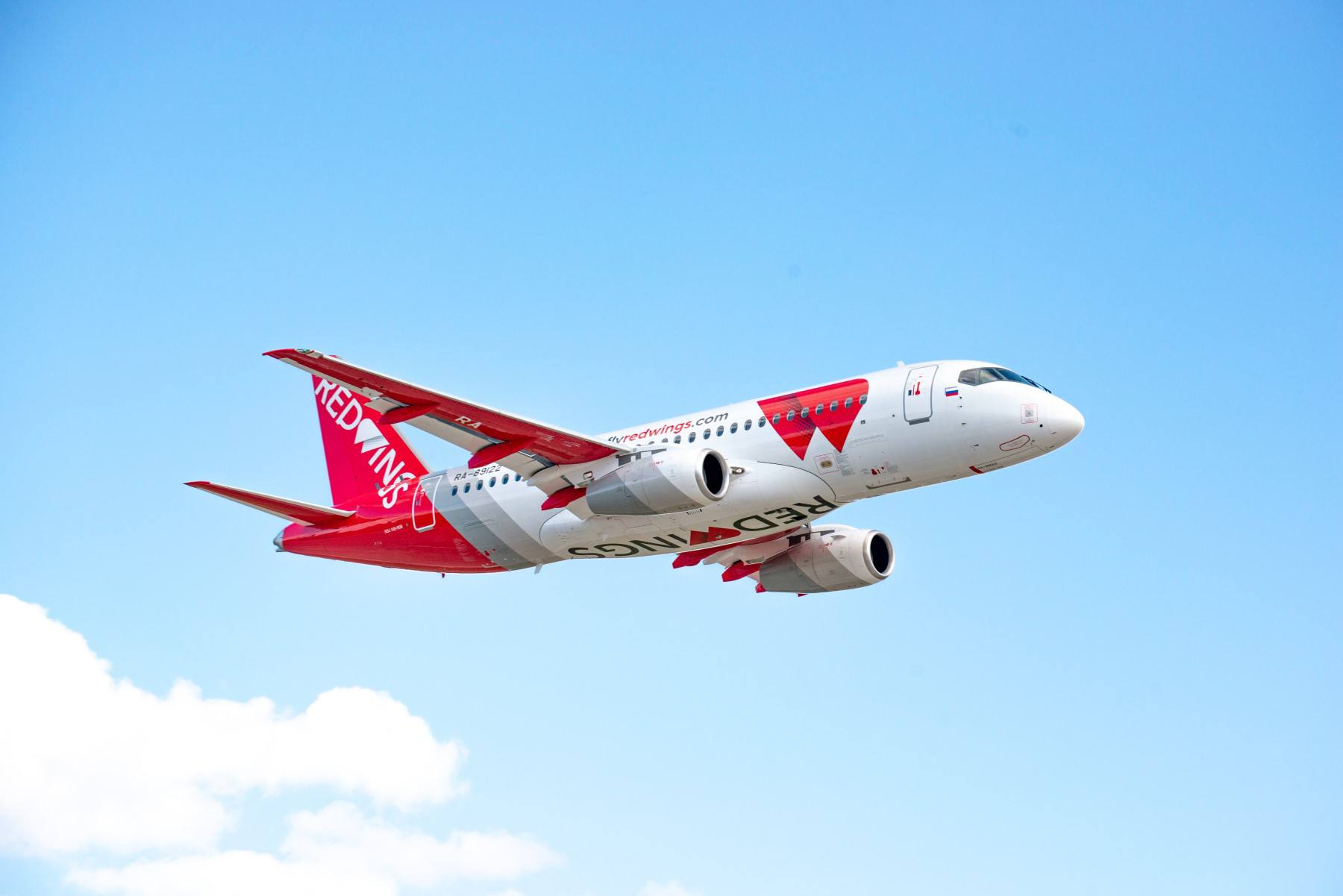 Россияне застряли на Шри Ланке почти на три дня из за того что у авиакомпании нет свободных самолётов сообщает SHOT Рейс Red Wings из Хамбантоты в Москву перенесли с 18 на 21 декабря из за нехватки дальнемагистральных Boeing 777 Один из них должен был прилететь на Шри Ланку однако вернулся в аэропорт Новосибирска через час после вылета из за технической неисправности Ещё два находятся в Домодедово и давно не выполняют рейсы Пассажиры жалуются что перевозчик не смог обеспечить им проживание за всё приходится платить самим Red Wings продлила проживание в отелях на курортах за свой счет сообщили в пресс службе компании