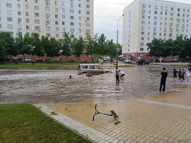 Новосибирск и Барнаул затопило после сильной грозы. Какую погоду теперь ждать сибирякам? Вчера, 15 июня, мощный и залповый ливень накрыл Новосибирск и Барнаул. Улицы столицы Сибири моментально превратились в каналы Венеции, но городские службы оперативно отреагировали. В Барнауле ливень обрушился на центральную часть города. Дороги покрыло водой. Несмотря на это, по данным синоптиков, в Сибири температура воздуха в начале недели будет жаркой и достигать +30-35 градусов. Речь идет о Новосибирской, Кемеровской, Омской, Томской областях, Алтайском крае, юге Красноярского края, Хакасии и Тувы. А какая погода сегодня в вашем городе? Расскажите в комментариях Вся Сибирь Подписаться АСТ-54 Black, Ангелина Вайгель, ТАСС