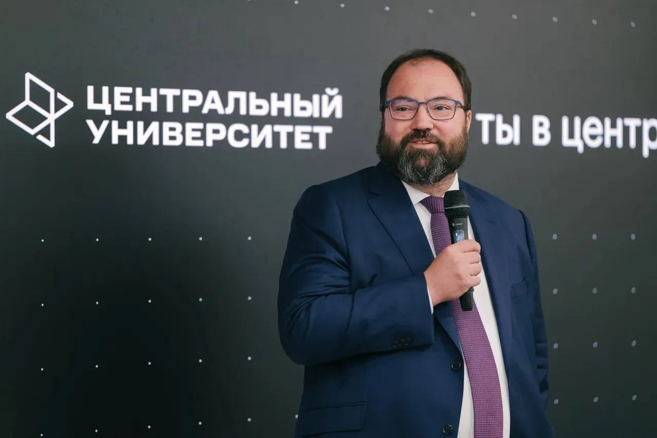 Центральный университет и Минцифры России будут сотрудничать в рамках образовательной инициативы Код будущего Партнерство вуза и регулятора поможет школьникам и выпускникам колледжей которые успешно освоили ИТ программы Код будущего выстроить понятную карьерную траекторию от первого знакомства с ИТ до поступления в профильный вуз и последующего трудоустройства Более 250 тысяч выпускников проекта Код будущего получат право на упрощенное поступление в Центральный университет по направлениям разработки бизнес аналитики и искусственного интеллекта Абитуриенты смогут использовать свой сертификат об окончании курсов программирования для прямого прохода в финальный этап грантового конкурса Формат отбора и размер финансовой поддержки зависят от уровня подготовки Выпускники начального базового и продвинутого уровней проходят отбор в формате бизнес игры и в случае успешного выполнения заданий получают гарантированный грант от 25 Окончившие профессиональный уровень проходят индивидуальное собеседование стартовый размер их гранта составляет от 50 Дополнительно абитуриенты могут получить до 30 покрытия стоимости обучения за участие в образовательных мероприятиях университета Таким образом талантливые выпускники получают возможность покрыть до 100 стоимости обучения по востребованным ИТ специальностям Наука и университеты в МАХ