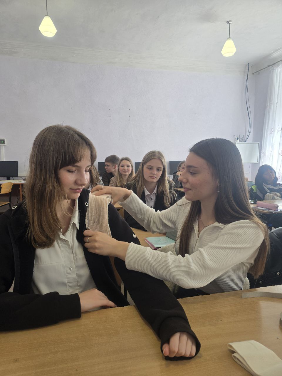 Волонтер-инструктор тактической медицины из Коми Дарья Крепышева из молодёжного движения «Молодёжка ОНФ» при поддержке Ресурсного молодёжного центра Коми и Союза женщин Донбасса города Ровеньки провела для учеников Ясеновской гимназии им.Ю.В.Стеценко обучающий мастер-класс по основам тактической медицины и оказанию первой помощи. Юноши и девушки на вводном занятии узнали, как правильно действовать в экстренных ситуациях: отработали базовые приёмы спасения жизни до прибытия специалистов, проработали важные навыки, которые могут пригодиться каждому. Молодая сыктывкарка совершила уже три поездки в зону специальной военной операции. Активистка из республики Дарья учит бойцов тактической медицине: как оказывать самому себе первую помощь при ранении или спасти жизнь другому.