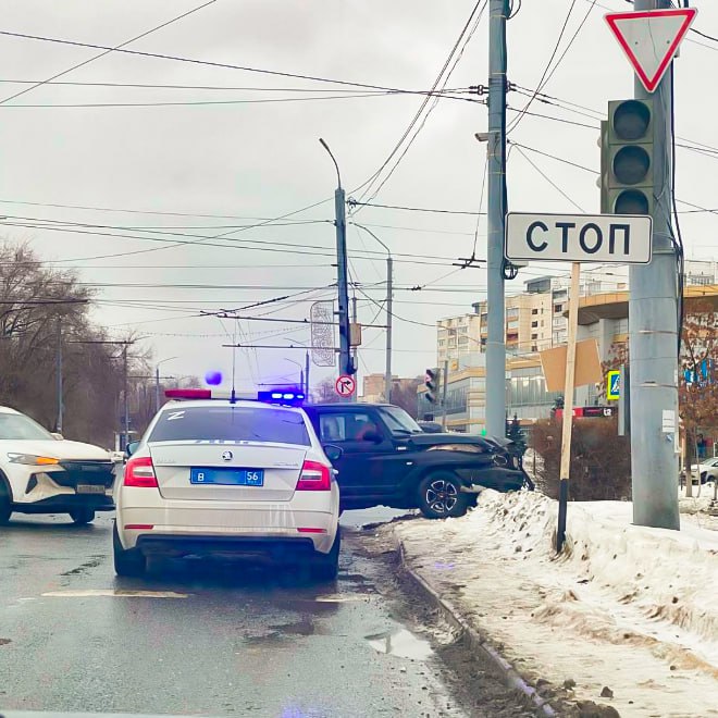 Автомобиль влетел в столб на проспекте Дзержинского в Оренбурге  Фото публикует местный tg-канал «Автоинструктор». ДТП произошло на пересечении проспекта Дзержинского и улицы Театральной. По информации автора tg-канала, в утреннее время не работал светофор, и один из участников проигнорировал знаки приоритета.  Столкнулись ТагАЗ и Haval, помощь спасателей не понадобилась, уточняют в МЧС.