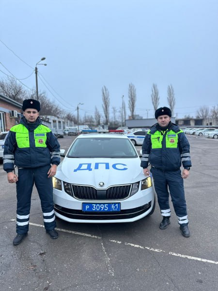 В Ростове-на-Дону сотрудники Госавтоинспекции помогли оперативно доставить ребенка в медицинское учреждение  23 декабря около 21:00 на въезде в город Ростов-на-Дону к сотрудникам Госавтоинспекции, которые несли службу в центре управления нарядами «ДОН» в районе проспекта Ворошиловского, обратился водитель. Мужчина сообщил, что он пытается добраться в медицинское учреждение: в автомобиле находится малолетний ребенок с сильными ожогам разных частей тела, и ему требуется срочная квалифицированная помощь. Водитель также рассказал полицейским, что у него не работает навигатор и он не знает, как быстрее добраться до медицинского учреждения.  Выслушав гражданина, инспекторы Отдельного батальона дорожно-патрульной службы Госавтоинспекции Управления МВД России по городу Ростову-на-Дону лейтенант полиции Максим Рыбченко и старший лейтенант полиции Денис Шпынев быстро приняли решение: они посадили мать и ребенка в патрульный автомобиль и, включив спецсигналы, оперативно доставили их в Городскую детскую больницу № 20, где малышу оказали необходимую помощь. Отец мальчика обратился со словами благодарности на странице в социальных сетях, отметив неравнодушие полицейских: «Мы с супругой очень им признательны», - поделился он. Лейтенант полиции Максим Рыбченко и старший лейтенант полиции Денис Шпынев, в свою очередь, признались, что данный случай вовсе не является чем-то необычным и подчеркнули, что помогать людям – это их ежедневная работа.  #ГражданеБлагодарятПолицию #gumvdro #мвд #мвд61 #полиция #ростов #ростовскаяобласть #благодарность #СпасибоПолицейский