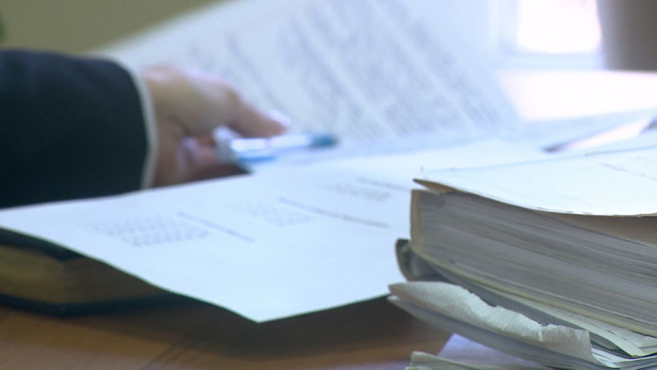 В Волгоградской области гендиректора фирмы подозревают в незаконном производстве и сбыте незарегистрированных ветлекарств В 2023 2024 годах по указанию фигурантки организация изготавливала и распространяла препараты для животных При этом обязательная экспертиза качества и государственная регистрация лекарств не проводились В результате удалось сбыть лекарственные средства на сумму более 20 миллионов рублей Свою вину злоумышленница полностью признала Расследование уголовного дела продолжается сообщили в региональном СУ СКР Подписаться Перейти на сайт
