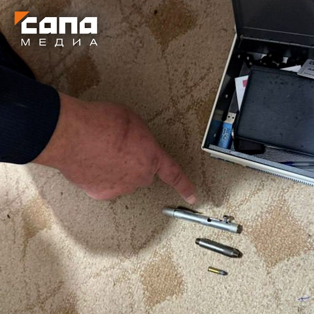 У жителя Архонской нашли стреляющую ручку пистолет и самодельные патроны При обследовании жилья 54 летнего мужчины полицейские обнаружили в спальне металлический сейф книгу с незаконными боеприпасами и оружием Внутри оказались стреляющее устройство ручка пистолет и самодельные патроны пригодные для стрельбы   Мужчина заявил оперативникам что все это осталось ему от покойного отца По данному факту возбудили уголовное дело фигурант ранее уже был судим рассказали в МВД Северной Осетии Подписывайся на Сапа 15 Telegram МАХ