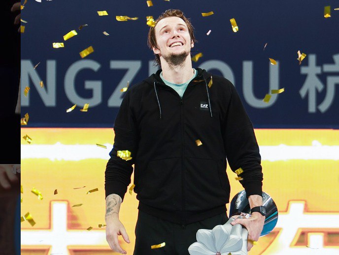 Александр Бублик продолжает бить рекорды и творить историю для Казахстана Эпатажный теннисист взобрался на рекордную для себя и Казахстана высоту в рейтинге ATP После полуфинала Мастерса в Париже Александр Бублик поднялся на 11 ое место в топе ATP благодаря успешной игре на турнире серии Мастерс в Париже где казахстанец дошёл до 1 2 финала Другой казахстанский теннисист Александр Шевченко отыграл две позиции и занял 95 ое место Дмитрий Попко находится на 226 ой строчке Тимофей Скатов расположился на 237 ой ступени а Бейбит Жукаев на 282 ом месте На первую строчку вернулся испанец Карлос Алькарас сместивший на второе место итальянского теннисиста Янника Синнера Третий немец Александр Зверев t me SPORTARENAKZ