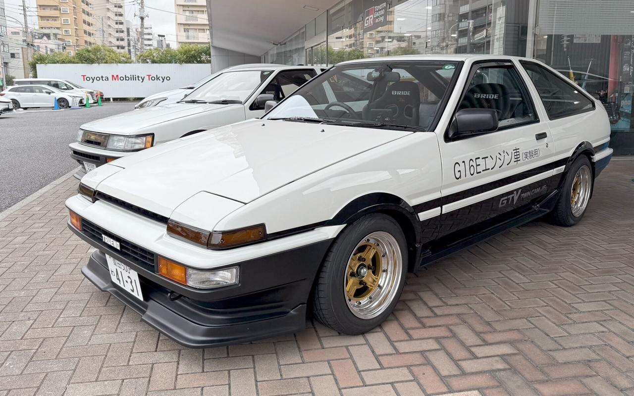 Вдалеке играет евробит  Toyota может снова начать выпускать Sprinter Trueno/AE86. Да, это та самая машина из Initial D.  Компания сделала рестомод модели — запихнула в классический кузов современный двигатель от GR Yaris. Toyota видит потенциал в проекте и хочет выпустить небольшую партию.  Кстати, благодаря этой новости я узнал, что в Китае начали выпускать копии кузова Toyota Sprinter Trueno/AE86 для умельцев.