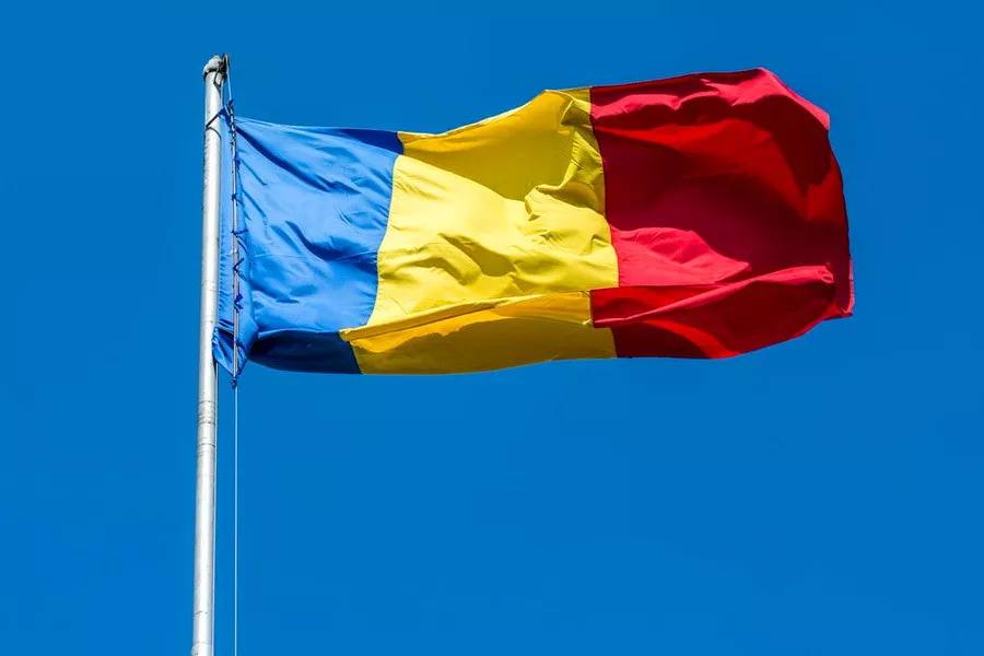 Румыния для экономии бюджета собирается упразднить Департамент по связям с Республикой Молдова Румыния планирует упразднить главное ведомство отвечающее за отношения с Республикой Молдова включив его в ведомство отвечающее за отношения со всей диаспорой Эта идея возникла на фоне усилий по экономии бюджета и призвана укрепить отношения государства с румынами за рубежом С даты вступления в силу настоящего чрезвычайного постановления Департамент по делам румын за рубежом реорганизуется путем слияния или поглощения с упраздняемым Департаментом по связям с Республикой Молдова говорится в проекте документа опубликованном G4media ro в пятницу 29 августа сообщает europalibera org Похоже из него следует что основной причиной реформы является необходимость экономии государственного бюджета что является внутренней проблемой номер один правительства Илие Боложана пишет mybusiness md aifmoldova