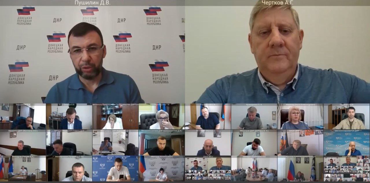 Глава ДНР Денис Пушилин на оперативном совещании поручил Андрею Черткову, руководителю штаба по водным вопросам, усилить контроль за выполнением плана по восстановлению водных ресурсов в обмелевших водоемах.  Пушилин отметил, что в результате визита зампредседателя Правительства России был обновлен план по восполнению запасов воды в водохранилищах, которые страдают от нехватки воды.  В данном контексте ведется переброска воды из одного водохранилища в другое для обеспечения жителей Мариуполя. Также начата работы по строительству водовода, который соединит Углегорское водохранилище с Енакиево. Вдобавок, выполняются работы по расчистке русел рек Кальмиус и Крынка.  Источник: