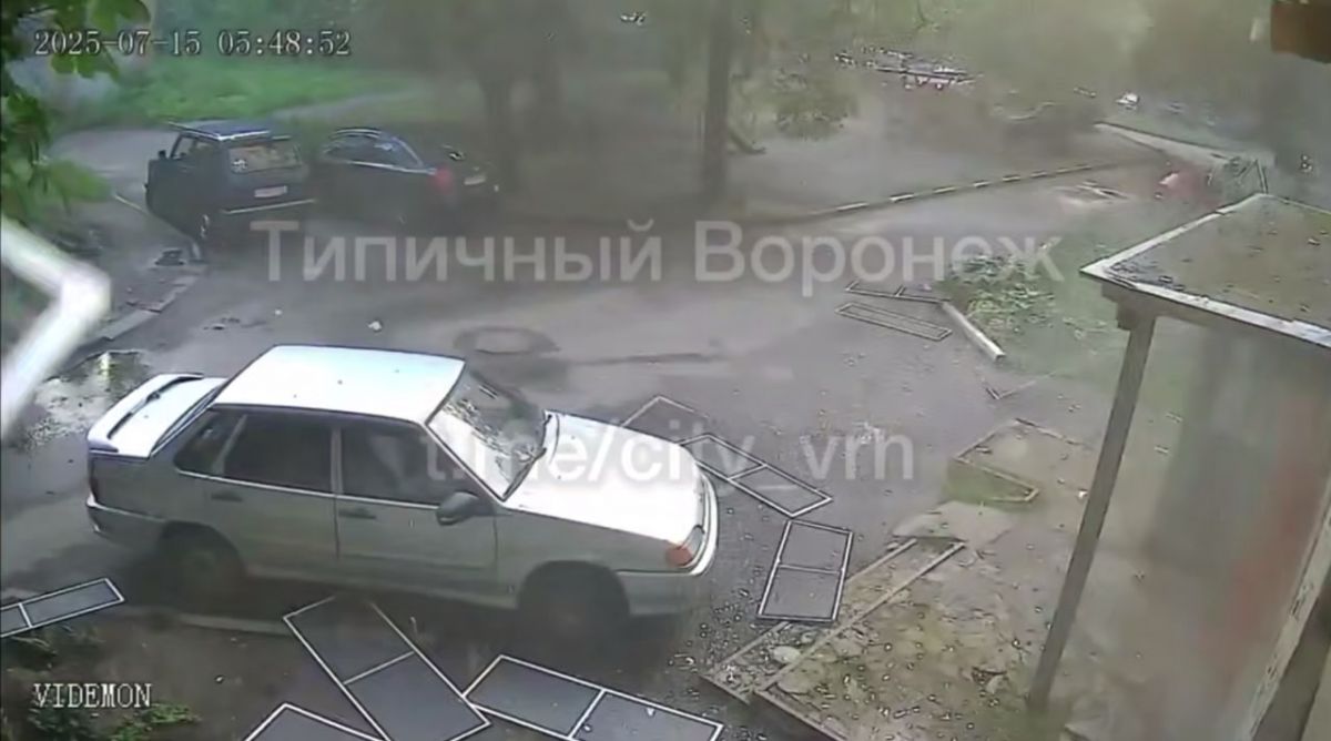 Очевидцы запечатлели момент попадания беспилотника в жилой дом в Воронеже Момент самого попадания БПЛА в дом остался за кадром, однако видно, как после удара на землю упали москитные сетки, осколки стекла и обломки. Неизвестно, пострадал ли кто-то из местных жителей. ↗ Прислать новость Подписаться