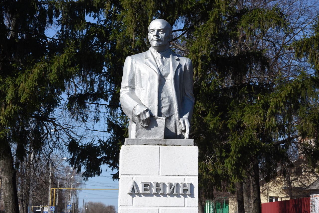 В Курской области отремонтируют 3 памятника Владимиру Ленину Обращение поддержали представители партии КПРФ в Государственной Думе. Выделены средства, которые позволят за счет дополнительных внебюджетных источников отремонтировать три памятника, являющиеся объектами культурного наследия, но сейчас находящиеся в неудовлетворительном состоянии. Как пояснил врио замгубернатора Артем Демидов, памятники находятся в Обояни, Щиграх и поселке Ленина Советского района. На прошлой неделе их обследовали специалисты. Работы начнутся в ближайшее время. - Это наша история, какая бы она ни была, черная или белая, она цветная, но объекты культурного наследия мы должны содержать в достойном виде, — говорит врио губернатора Александр Хинштейн. Фото: РИА «Курск»