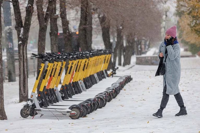 Аренду самокатов в Петербурге могут приостановить из-за снегопада 13 марта  Ожидается, что 13, 14 и 16 марта на город обрушится мощный снегопад, а на дорогах образуется гололедица. Поэтому аренду электросамокатов в Петербурге могут приостановить из-за непогоды.   : Валерий Звонарёв   : СПб — отдай свой буст нам