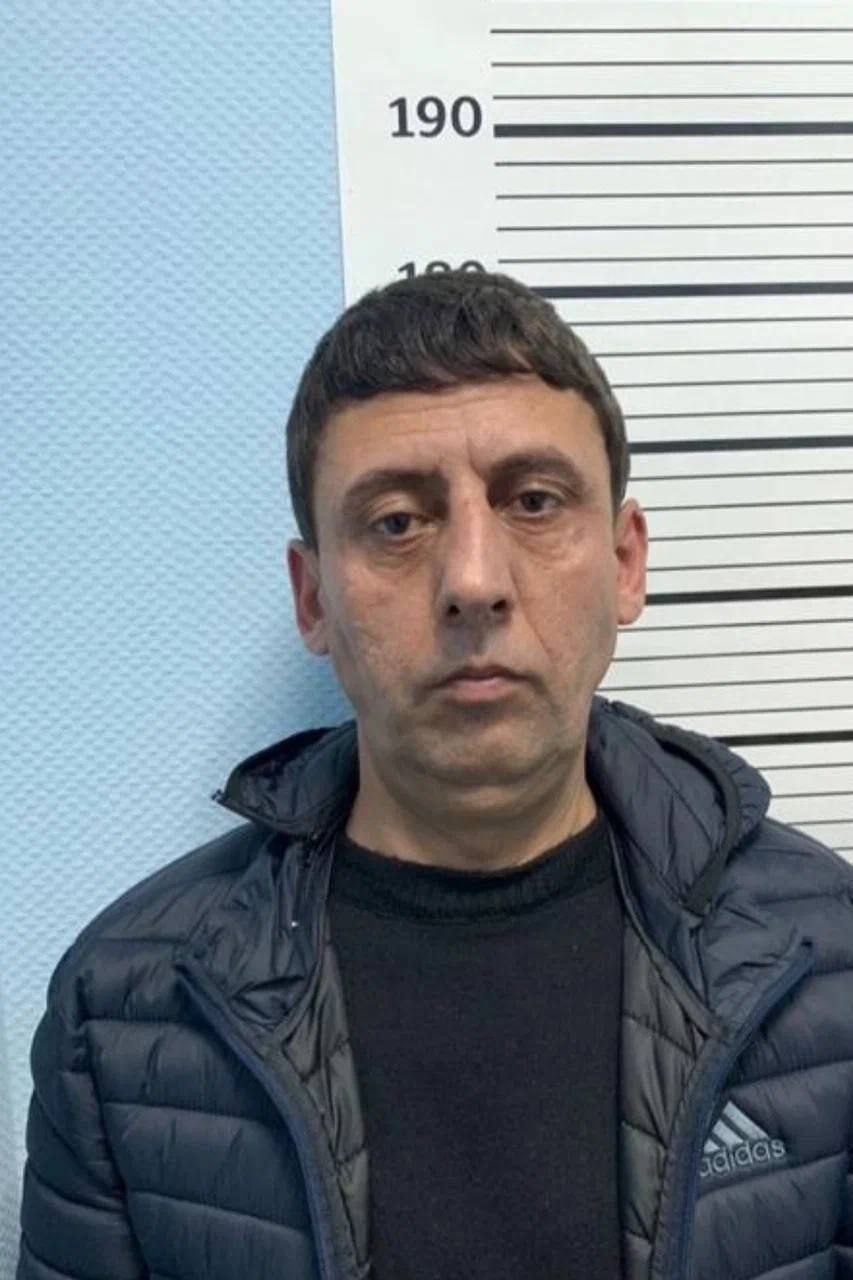 Задержан таксист, воровавший у пьяных пассажиров Петербургский главк отчитался о поимке нелегального мигранта, после поездки с которым остались без гаджетов как минимум пятеро: две девушки и три мужчины. Таксист на белых «Солярисе» или «Поло» по ночам подбирал пьяных гостей баров в центре Петербурга, после чего у них пропадали телефоны. У одного из потерпевших из мобильного банка ещё и были сняты 465 тысяч рублей. На 43-летнего гостя из Закавказья завели уголовные дела по статье о краже. Общий ущерб полиция оценила в 700 тысяч рублей. Фигуранта заключили под стражу. kdpiter