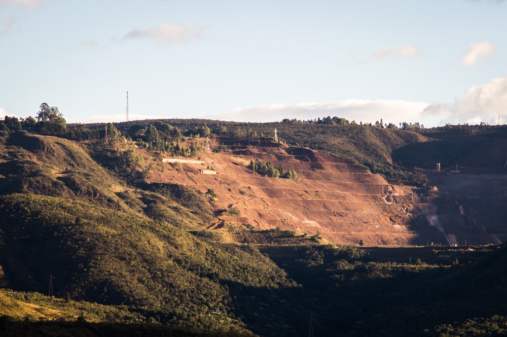 Ботсвана пригласила Россию участвовать в разработке своих редкоземельных месторождений Мы открыты для российских инвесторов и готовы предложить политическую и экономическую стабильность которую не найти в любом другом регионе заявил ТАСС министр иностранных дел страны Феньо Бутале По словам министра тема редкоземельных металлов стала ключевой на встрече с главой МИД РФ Сергеем Лавровым Мы обсуждали конкретные шаги от геологоразведки до совместных проектов по глубокой переработке Ботсвана располагает значительными запасами ниобия и тантала а российские технологии и опыт позволят вывести добычу на промышленный уровень подчеркнул Бутале Опыт сотрудничества уже есть в 2025 году Норникель успешно работал на ботсванских площадках что по мнению стороны подтверждает высокую инвестиционную привлекательность страны