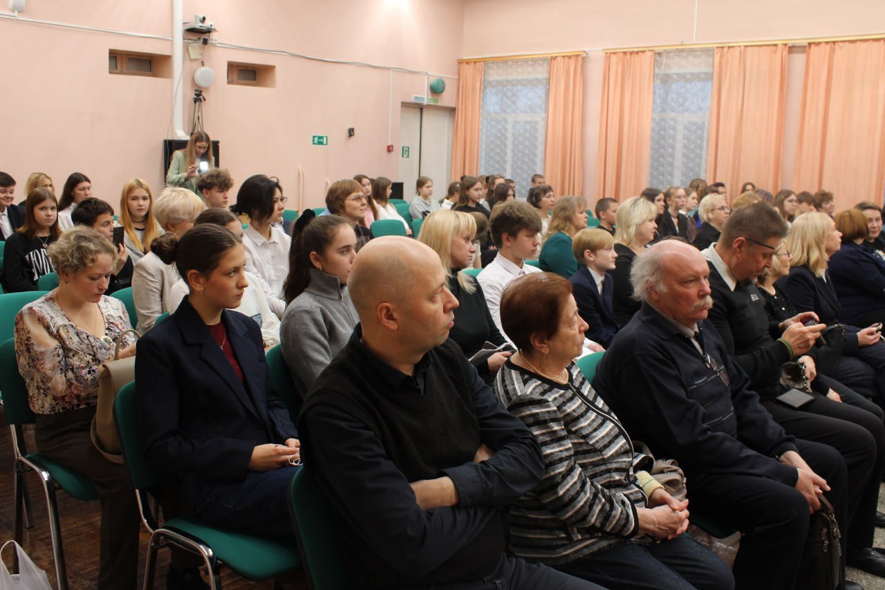 На площадке Областной станции юных натуралистов состоялась региональная экологическая конференция школьников им Александра Сорокина Мероприятие объединило более 50 ребят из 17 муниципалитетов Верхневолжья выполнивших в 2025 году лучшие учебно исследовательские работы и проекты по теме экологии и их педагогов В работе конференции которая отвечает целям и задачам президентского нацпроекта Экологическое благополучие приняли участие представители профильных региональных министерств ученые ТвГУ научные сотрудники Школьники представили 36 учебно исследовательских работ и проектов посвященных влиянию антропогенных факторов на состояние окружающей среды и здоровье человека проблеме бездомных животных применению альтернатив пластика сохранению и изучению краснокнижных видов на территориях Тверской области оценке качества окружающей среды и другим важным вопросам экологии Педагоги обменялись опытом работы и успешными практиками проведения экологической работы с учениками В образовательных организациях Верхневолжья действует 105 юннатских клубов на базе Движения Первых 37 школьных лесничеств 58 агрообъединений учащихся Исследовательской и природоохранной работой системно занимаются более 5 тысяч ребят в областных экологических мероприятиях ежегодно принимают участие свыше 60 тысяч воспитанников детсадов школьников и студентов нацпроекты69 Подписаться на Пул69 в МАХ