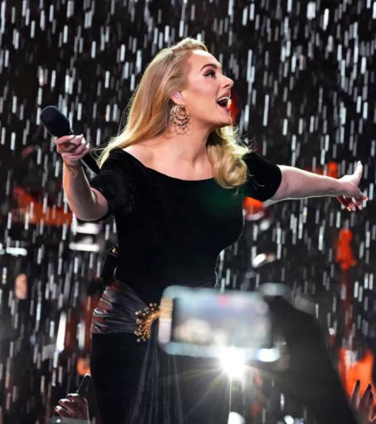 В следующем году Адель может выступить на SuperBowl Ранее об этом ходили слухи а сейчас об этом в эфире своего шоу сказал Джимми Фэллон Обычно на SuperBowl выступают американские артисты британцы там появляются редко ВПШ