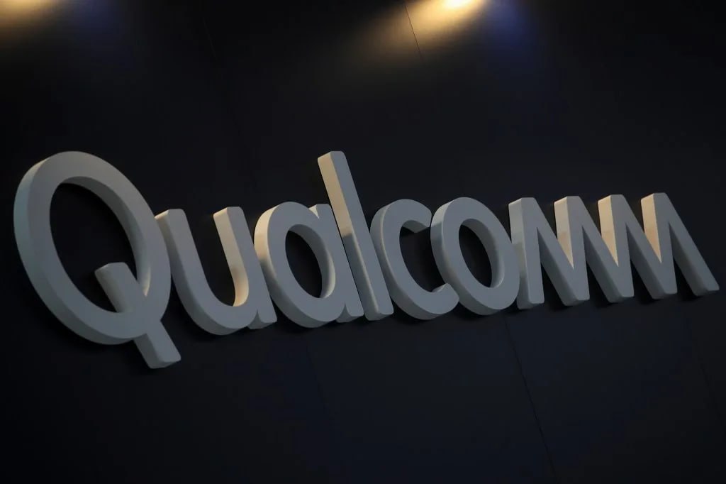 Qualcomm Inc ведущий производитель процессоров для мобильных телефонов выходит на прибыльный рынок центров обработки данных с искусственным интеллектом предлагая новые чипы и компьютеры и стремясь составить конкуренцию Nvidia Corp в самой быстрорастущей части отрасли QCOM Поставки AI200 начнутся в следующем году Он будет предлагаться в виде отдельного компонента карт которые можно добавить в существующие компьютеры или в виде полноценной серверной стойки от Qualcomm jkinvest news jkinvest