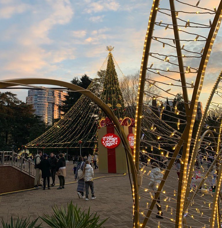 Навагинская улица в Сочи стала самой дорогой торговой улицей регионов РФ Максимальные ставки аренды здесь достигают 100 тысяч рублей за квадратный метр в год средняя ставка 58 тысяч рублей за квадратный метр в год Стройка