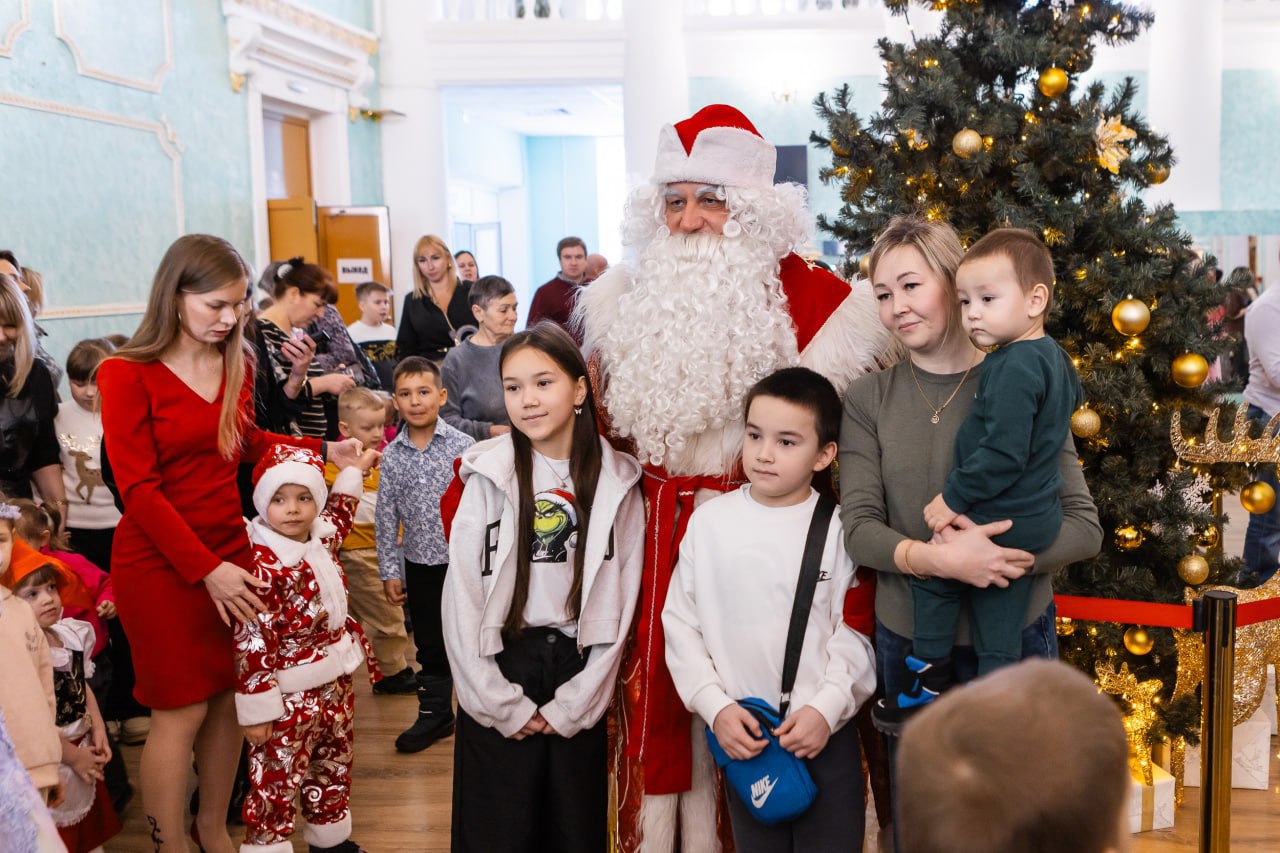 Рождественские елки главы Челябинска посетили 1200 детей Во Дворце детского творчества прошли рождественские елки организованные по инициативе главы Челябинска Алексея Лошкина Гостями праздника стали порядка 1200 ребят Они встретились с Дедом Морозом получили подарки и посетили спектакль Алиса в Стране чудес Наши гости дети из многодетных семей семей участников специальной военной операции и семей оказавшихся в трудной жизненной ситуации рассказал замглавы по социальному развитию Сергей Авдеев Постановка театра Манекен понравилась не только ребятам но и их родителям Актеры трижды играли спектакль чтобы больше гостей насладились атмосферой праздника На сцене показали необычную версию Алисы в Стране чудес где уже взрослая героиня попадает в сказочный мир Это не просто сказка а история о том как найти и сохранить себя рассказал главный режиссер театра Игорь Бармасов Подписаться на vecherchel   Поддержать Читать в Мах