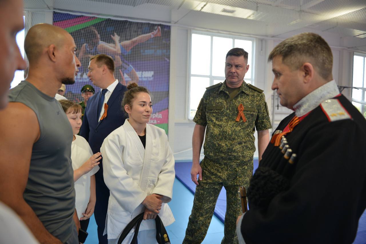 В Лабинском районе открыли модульный спортивный зал Спортивный объект возвели в рамках государственной программы Краснодарского края «Развитие физической культуры и спорта» в станице Чамлыкской. В торжественном открытии модульного зала также приняли участие глава Лабинского района Владимир Забураев, атаман отдела Виктор Верзунов, начальник училища имени Штеменко генерал-майор Игорь Шпырня, местные спортсмены, их родители, тренеры, а также казаки и участники специальной военной операции. - Благодаря поддержке Губернатора Кубани Вениамина Кондратьева наш край является одним из лидеров по развитию спортивной отрасли по множеству показателей на протяжении многих лет. Ежегодно строится и капитально ремонтируется порядка 50 спортивных объектов, благодаря чему на территории региона регулярно возрастает число систематически занимающихся физической культурой и спортом, а также появляются новые чемпионы. В модульном зале станицы Чамлыкской будут проводиться занятия по греко-римской и вольной борьбе, самбо, дзюдо и другим видам спорта, которые становятся все популярнее у подрастающего поколения. Мы регулярно видим победы и достижения кубанцев на всероссийском и международном пьедесталах. Уверен, юные спортсмены еще покажут свои достижения не только в нашем крае, но и за его пределами. Желаю успехов и покорения новых спортивных высот! После гимнов России и Кубани в рамках торжественного открытия состоялись показательные выступления представителей отделений по спортивной борьбе и самбо, а также образцового ансамбля бально-спортивного танца «Нивадия». Также все присутствующие поблагодарили участников специальной военной операции, в числе которых был и председатель Лабинского филиала краевой общественной организации «Герои Отечества» Андрей Черноволов, за мужество, силу, героизм и любовь к Родине. В завершение торжественной церемонии открытия вокальный коллектив исполнил песни на патриотическую тематику. Общая площадь модульного здания – 450 кв. м., спортивного зала – 300 кв. м. На строительство спортивного объекта было выделено 39,6 млн рублей из краевого и местного бюджетов.