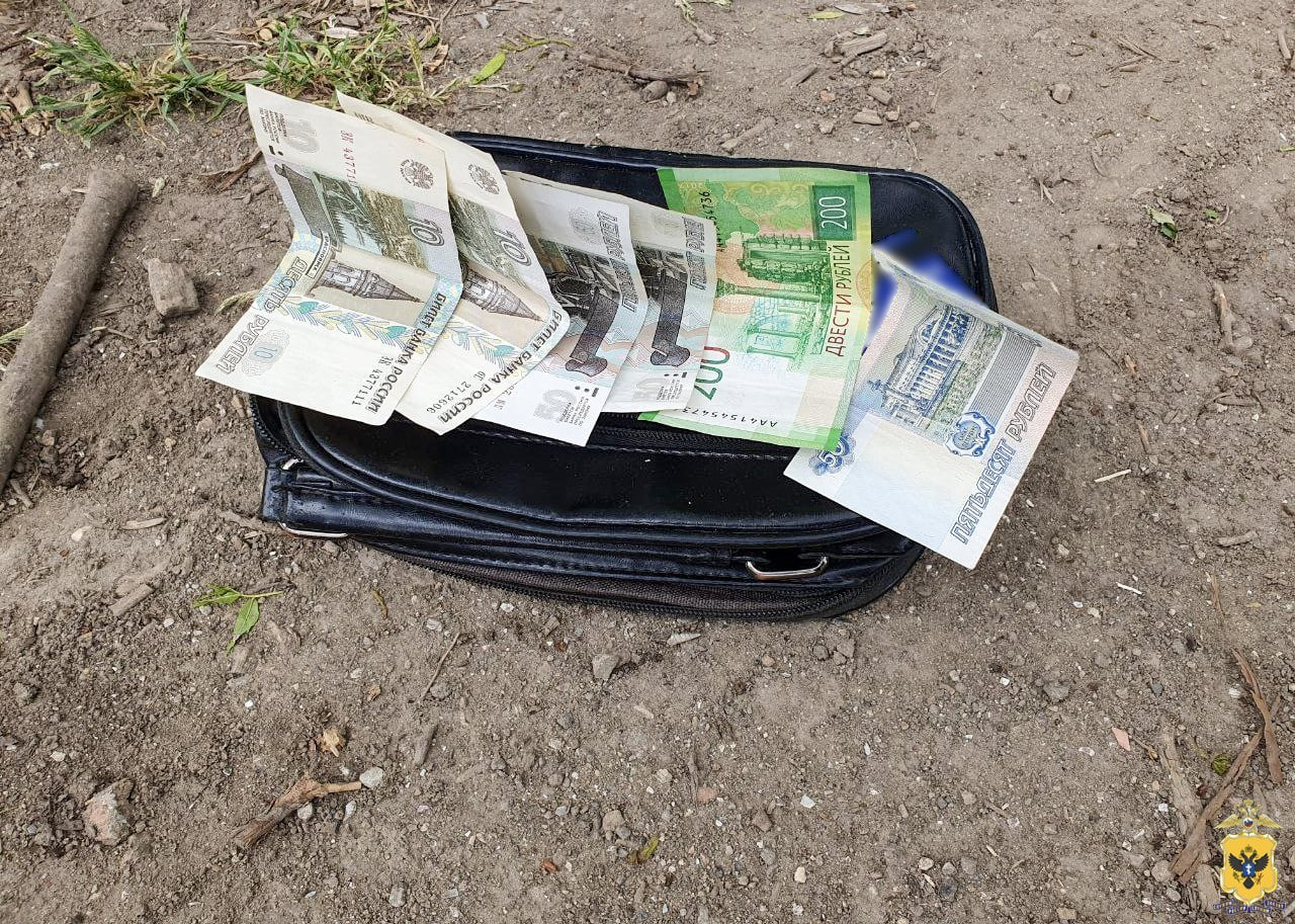 ‼ Жителю Новотроицкого грозит до четырех лет лишения свободы за грабеж денежных средств у пенсионера "К пенсионеру домой пришел односельчанин и попросил одолжить 150 рублей. Когда пожилой человек доставал деньги из сумки, злоумышленник увидел, что внутри находятся еще купюры. Он выхватил ее из рук потерпевшего и убежал", — сообщили в ГУ МВД России по Херсонской области. Полицейские установили местонахождение и задержали подозреваемого. Он сознался в содеянном и пояснил, что большую часть похищенных денежных средств в сумме 7 тысяч рублей потратил на покупку спиртных напитков, а сумку выбросил. В отношении фигуранта возбуждено уголовное дело. ПОДПИСАТЬСЯ НА ТАВРИЮ