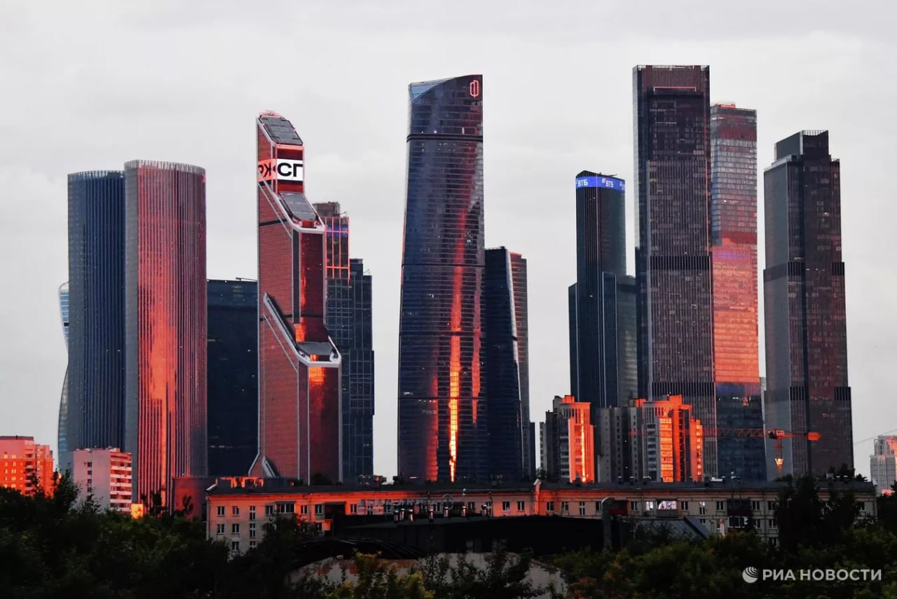 Россияне рассказали какие города считают лучшими с точки зрения карьерных возможностей лидирует Москва выяснили для РИА Новости аналитики SuperJob Лучшим городом для роста в должности и уровне дохода столицу назвали 69 ее экономически активных жителей Казань с показателем в 54 голосов заняла второе место опередив Санкт Петербург где положительных оценок 53 Подписаться на РИА Новости экономика Все наши каналы