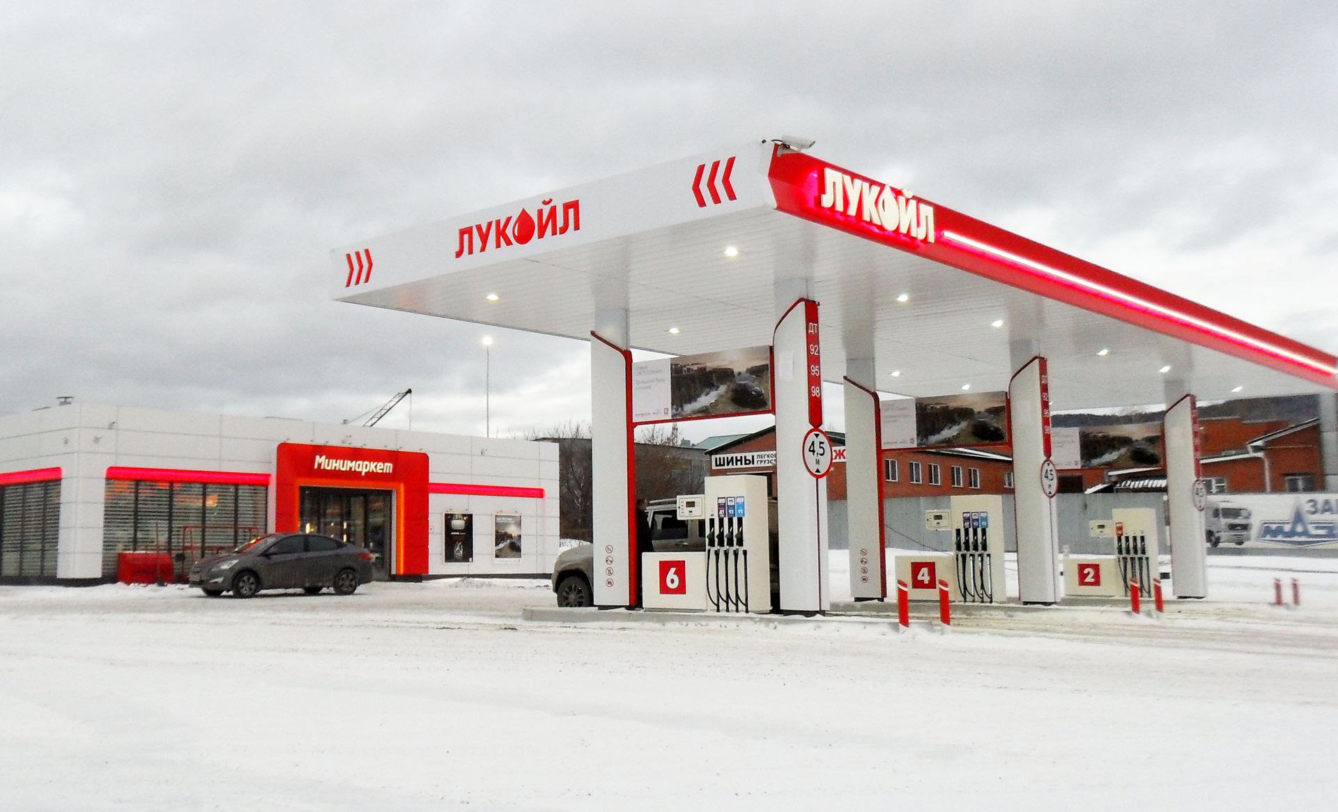 ЛУКОЙЛ НК #LKOH «Лукойл» увеличил долю в Hail & Ghasha до 10% Нефтекомпания «Лукойл» приобрела у австрийской OMV дополнительные 5% в стратегическом газовом проекте Hail & Ghasha на шельфе Абу-Даби за $594 млн. Теперь «Лукойлу» принадлежит 10% проекта. Концессия Hail & Ghasha была присуждена в 2018 году на 40 лет для освоения ранее неразрабатываемых залежей в составе девяти морских нефтяных и газовых месторождений Хаиль, Гаша, Хайр-Далма, Сата, Бу-Хасир, Наср, САРБ, Шувайхат и Мубарра в Персидском заливе. Источник: kommersant.ru