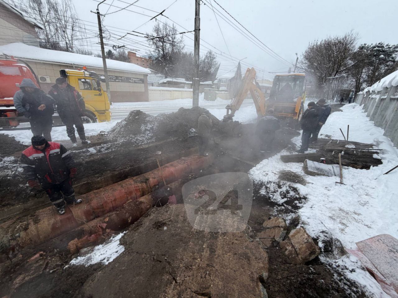 Авария на сетях остановила подачу тепла 55 домам и соцобъектам Калуги Прорвало теплосеть на улице Салтыкова Щедрина Из за этого пришлось закрыть задвижку Подача горячей воды была прекращена в 52 многоквартирных дома детский сад общеобразовательную и спортивную школы Как сообщили в городской администрации теплоноситель в батареях остался но он остывает и температура в квартирах постепенно понижается Специалисты стараются минимизировать масштабы проблемы Держу ситуацию на личном контроле планирую выехать сегодня на место восстановительных работ рассказал глава Калуги Дмитрий Денисов