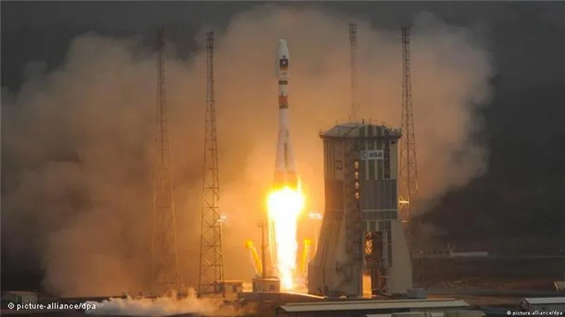 На французском космодроме Куру взорвали стартовый комплекс российских ракет Союз Европейское космическое агентство ESA уничтожило направленным взрывом 52 метровую мобильную башню обслуживания стартового комплекса ракет Союз СТ на космодроме во Французской Гвиане До взрыва на пусковой установке демонтировали кабель мачты и разрезали четыре ферменные опоры так называемый тюльпан на котором висела ракета перед стартом Оставшаяся инфраструктура монтажно испытательный комплекс железная дорога хранилища жидкого кислорода и заправочные станции перейдет стартапу Maiaspace дочке французской Arianespace для запусков новой ракеты Для этого планируется сохранить до 80 прежней инфраструктуры Первый пуск ракеты Maia намечен на 2027 год Совместная программа ESA и Роскосмоса Союз на Куру продолжалась 15 лет за это время с космодрома было произведено 26 успешных коммерческих пусков Куру удобнее Байконура тем что близость к экватору дает ракетам прибавку к скорости за счет более быстрого вращения поверхности Земли После вторжения в Украину США и ЕС ввели санкции против космической отрасли РФ Роскосмос объявил о прекращении пусков и отозвал российских специалистов На фото запуск ракеты Союз с космодрома Куру в октябре 2011 года dwglavnoe