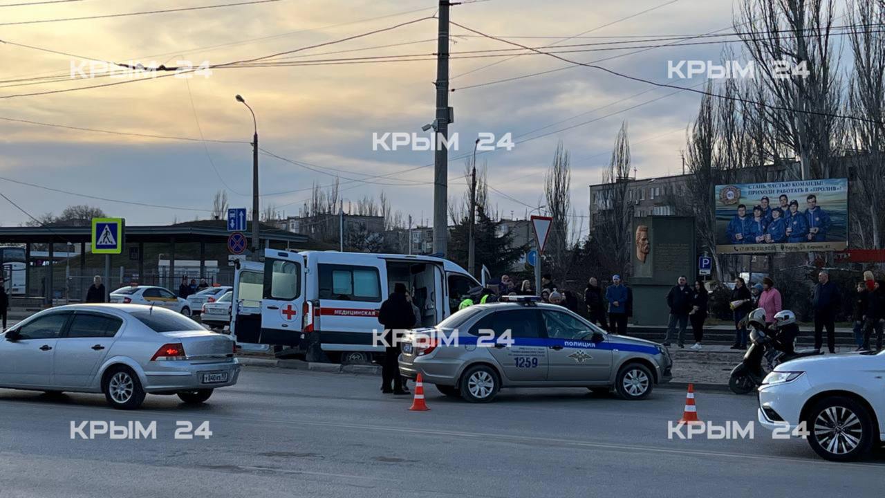 Машина скорой помощи в Керчи протаранила столб  Очевидцы сообщают, что в аварии погиб один человек, также есть пострадавшие.  Крым 24