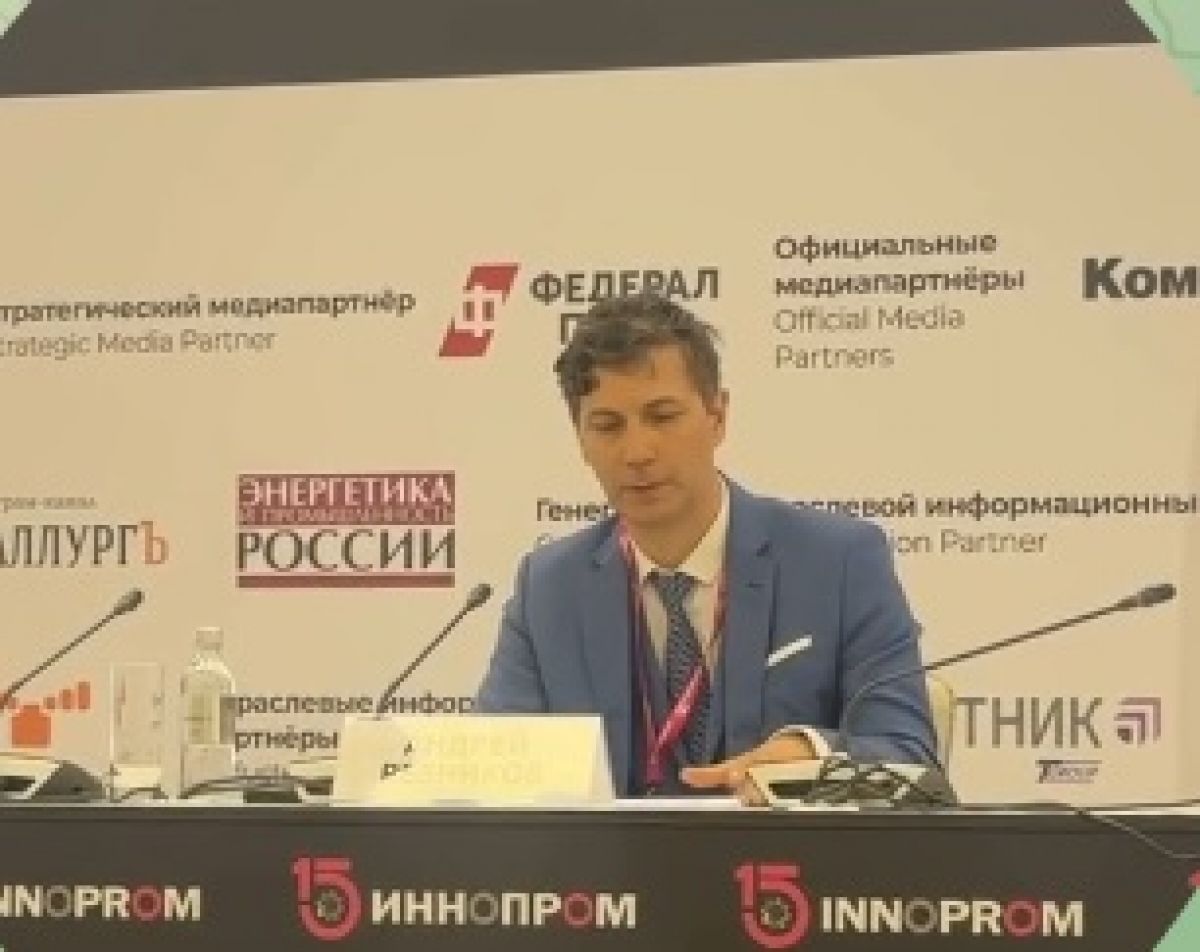 Липецкий "Моторинвест" планирует запуск полного цикла производства электромобилей В Екатеринбурге на выставке "Иннопром-2025" проходит пресс-конференция управляющего партнера ООО "Моторинвест" Андрея Резникова. Компания, выпускающая электромобили под брендом Evolute, планирует перейти к полному циклу производства на своем заводе в Липецке. Об этом сообщают "Новости Липецка". Подписаться ↗ Обратная связь