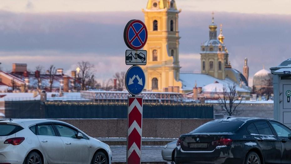 Более 72 тысяч петербуржцев заплатят штрафы за парковку под запрещающим знаком  Об этом сообщили в городском комитете по транспорту. За второй месяц лета камеры зафиксировали 30 тыс. нарушений.  В комитете напомнили, что парковка под запрещающим знаком фиксируется камерами моментально. Устройства помогают сокращать число нарушений правил остановки и стоянки в городе.    Михаил Тихонов/"ДП"