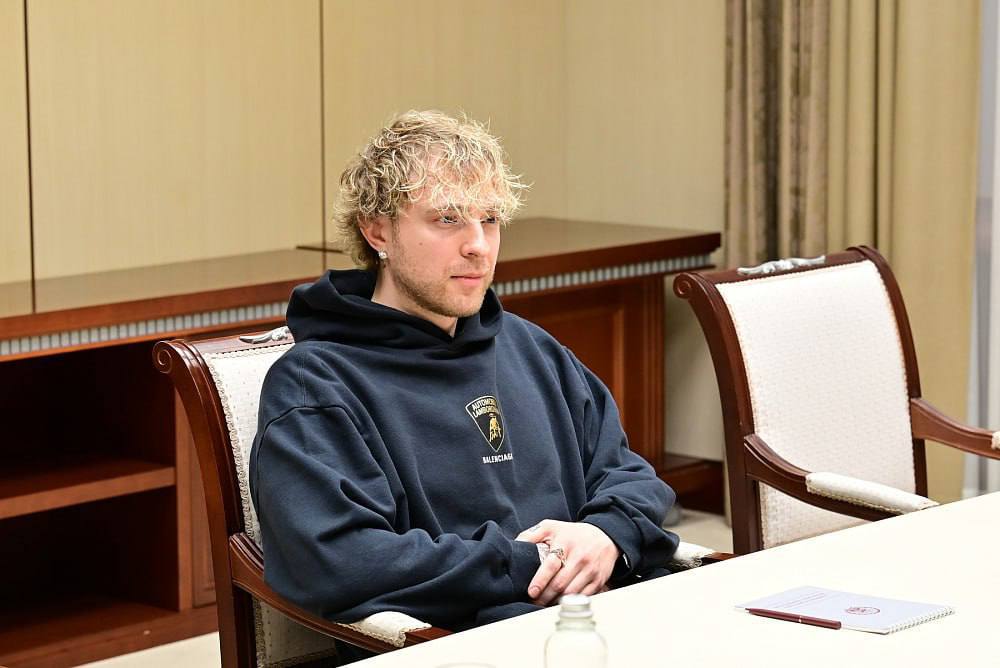 В сети появилась петиция о лишении Егора Крида звания заслуженного артиста Башкортостана В обращении содержится требование о лишении артиста почётного звания Заслуженный артист Республики Башкортостан а также привлечь к ответственности лиц участвовавших в подготовке и принятии данного решения Причиной же является ненормативная лексика в песнях артиста А вы как думаете Спутник FM Уфимская Волна