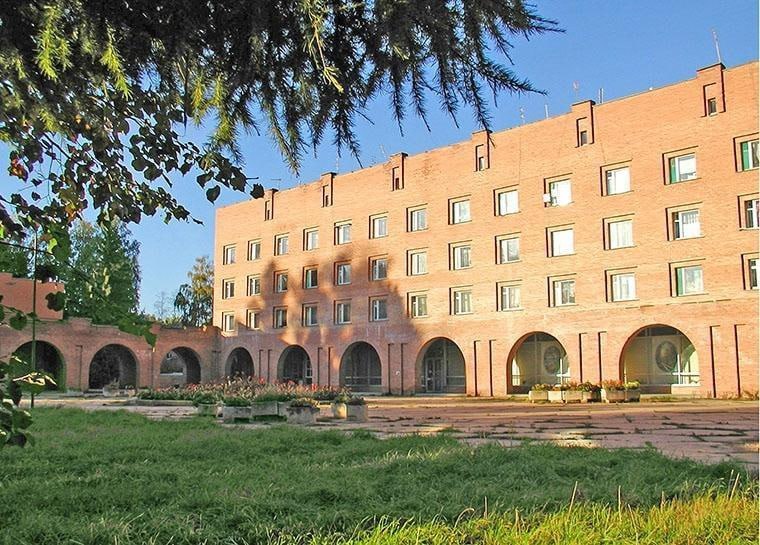 Музей академика живописи Фёдора Солнцева Расположился музей в просторных залах с высокими потолками в здании находящемся в самом центре Борка Музей начинается с уголка крестьянского быта Рядом расположилась церковная фисгармония Это подарок Троицкой церкви из Верхне Никульского Говорят в прежние времена этот инструмент использовался для распевки церковного хора На деревянной лавке разместились нехитрые предметы деревенского быта самовар утюг скребок для муки туесок глиняная и чугунная посуда прялка как непременный инструмент в деревенской избе Лыковые лапти расположились рядом с железными калошами их надевали крестьяне на валенки в весеннюю распутицу Самый обширный зал посвящен творчеству художника Экспозиция охватывает многие этапы деятельности Солнцева Здесь представлены как работы самого Федора Солнцева так и архивные документы фотографии портреты близких ему людей Верхний ярус занимают массивные оправленные в позолоченные рамы изображения Теремного дворца и Большого Кремлевского дворца где более 10 лет трудился Федор Григорьевич как реставратор и оформитель интерьеров Экспозиция еще одной комнаты представляет дворянскую гостиную которая характеризует этап в жизни Федора Солнцева жизнь в Санкт Петербурге когда он был частым гостем в доме своего покровителя и друга Президента Академии художеств Алексея Николаевича Оленина Эта комнату условно назвали гостиная Олениных в ней представлены интерьеры XIX века мебель шторы светильники зеркала гравюры Некоторые вещи подарены жителями Борка Место на карте 58 062904 38 238038 ярославскаяобласть
