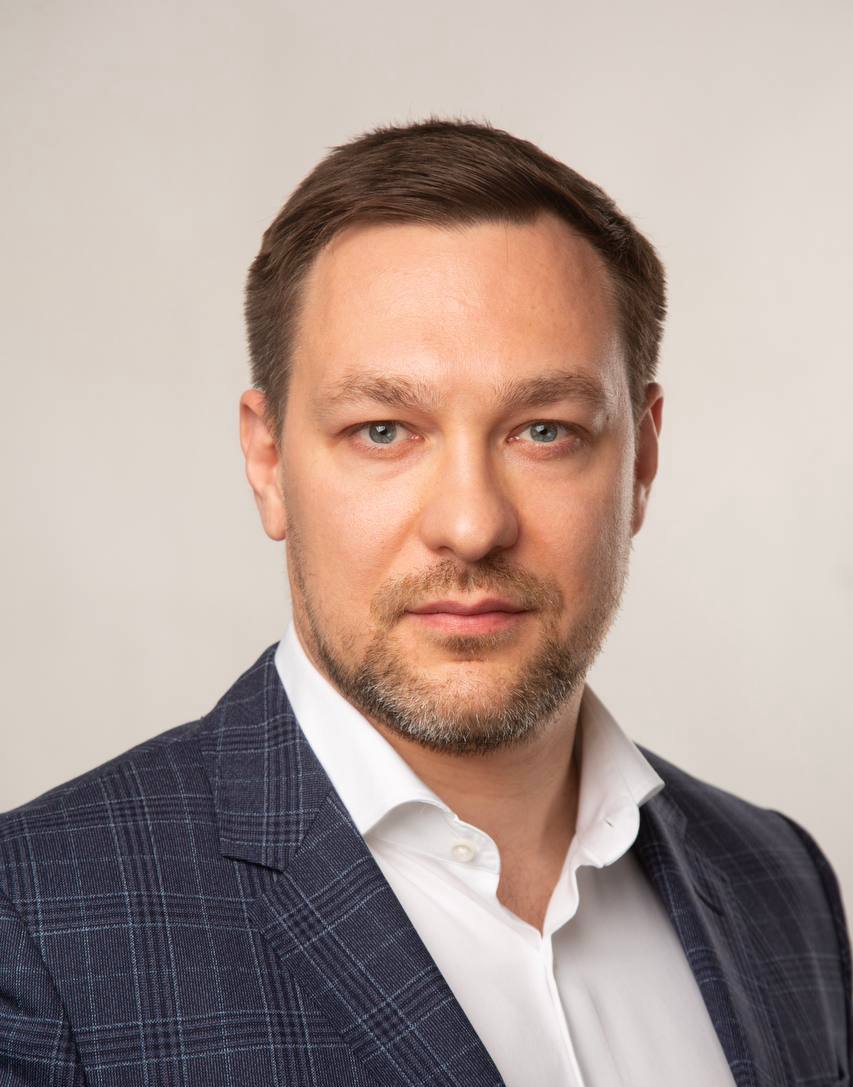 В «Самолете» новый управляющий директор региональных проектов — Алексей Федоров  Он в группе компаний с 2024 года, ранее был директором кластера девелоперских проектов. За карьеру реализовал больше 700 тыс. м² недвижимости и имеет более 20 лет опыта в топ-менеджменте.  Его предшественник Александр Прыгунков перешел на должность в совете директоров компании.  Фотографией поделилась пресс-служба «Самолета».    Работа в недвижимости   Движение.ру